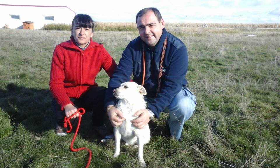 TIMY junto a sus adoptantes Eva y Pablo