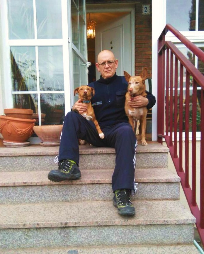 LINDA en su nueva casita con su adoptante ERNESTO y su nueva amiguita perruna ANY