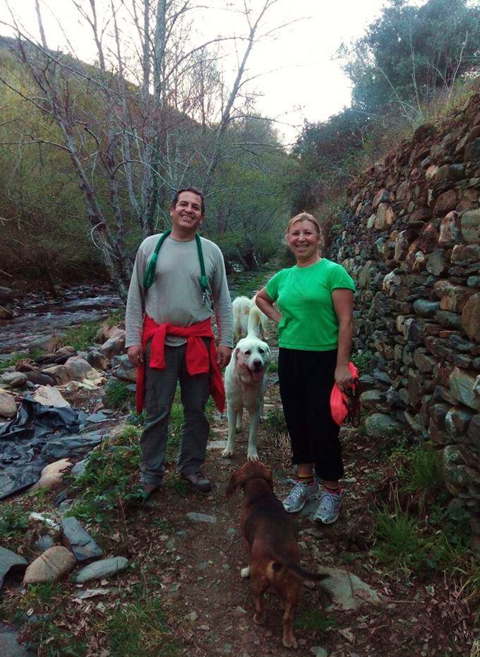 Copo con su familia adoptante disfrutando del campo