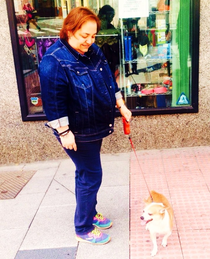 FLY con su adoptante de paseo.