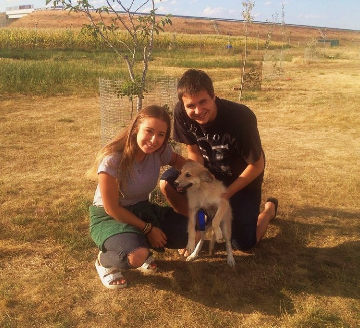 Amanda con sus adoptantes
