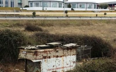 PERROS DE CAZA ENCERRADOS EN UN REMOLQUE DE CAMIÓN ABANDONADO (abril 2017)